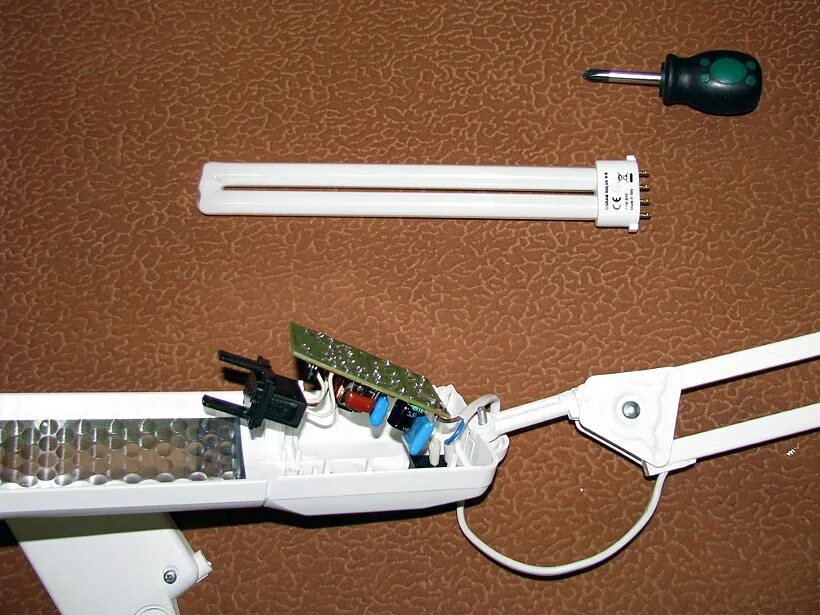 настольный светильник из дерева. сопротивление лампы накаливания 60 вт 12в. настольная лампа из дерева. лампа настольная с длинной лампой. светильник деревянный настольный.