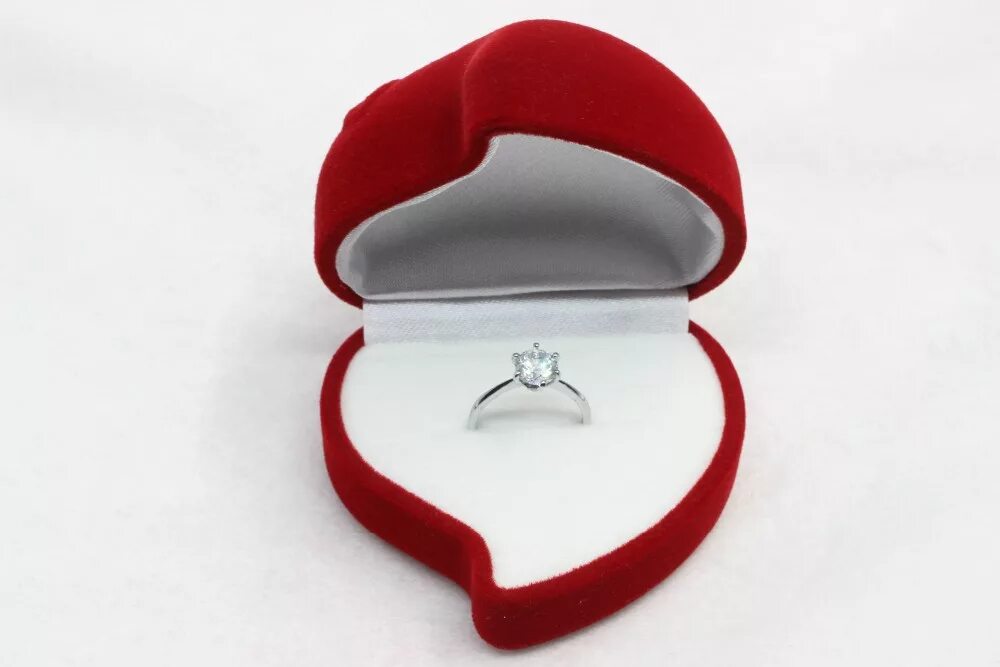 Помолвочное кольцо в коробочке. Женское кольцо в коробочке. Необычное колечко в коробочке. Женское кольцо в коробочке. Женское кольцо в коробочке.