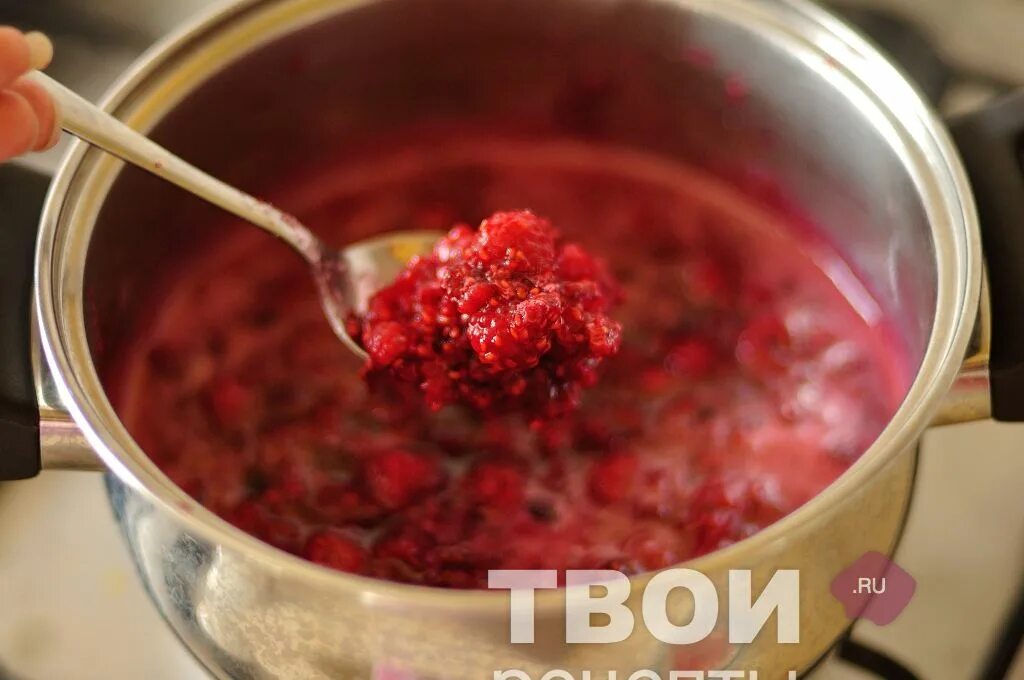 Рецепт малинового варенья как сварить. Паровоз заболел варили малиновое варенье. Рецепт малинового варенья как сварить. Малиновое варенье на зиму. Малиновое варенье без варки.