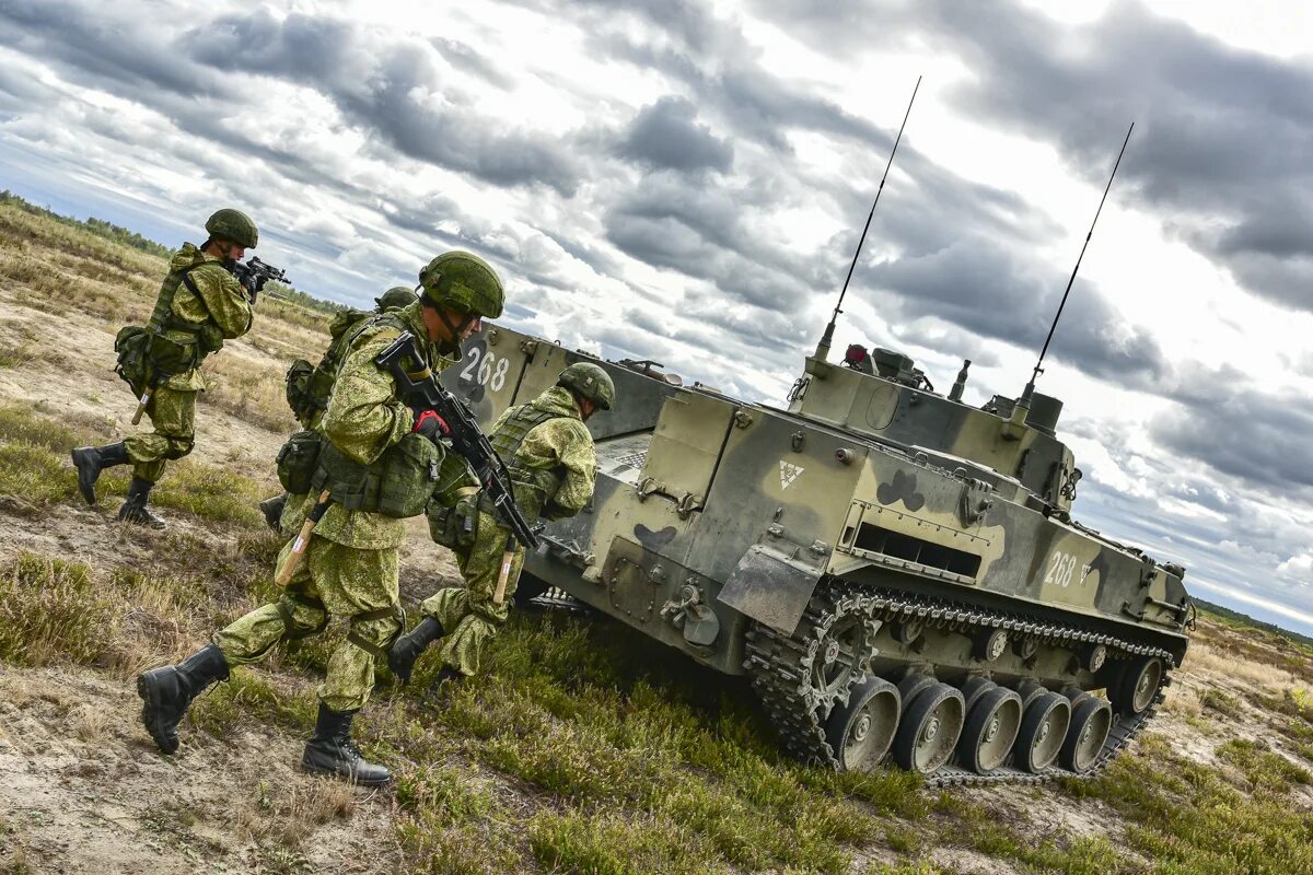 Военные учения 7 букв. БМД 2 ВСУ. Мотострелковые войска вс РФ. Запад 2021 Брестский полигон мотострелки. Боевые учения.