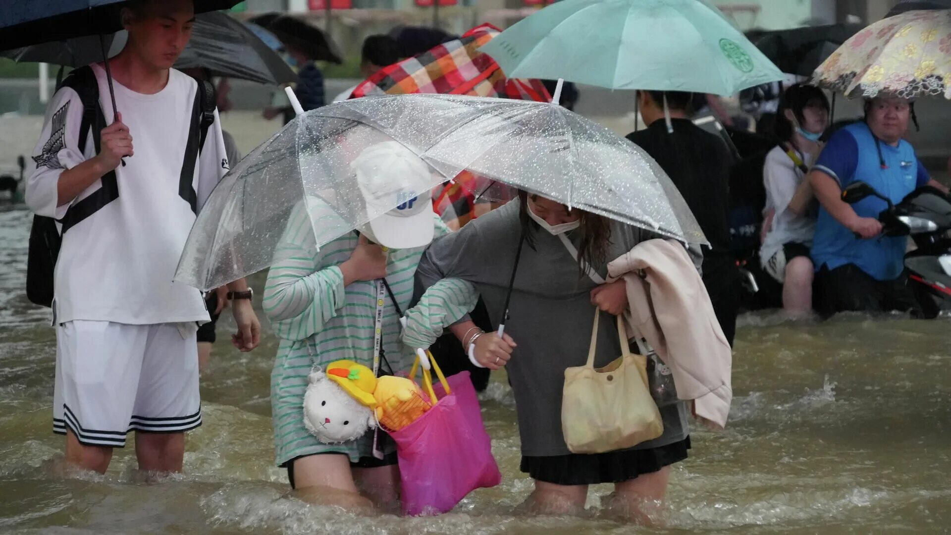 Какое наводнение в китае. Наводнение в Китае 2021. Чжэнчжоу наводнение. Наводнение в Хэнань. Ливни в Китае 2021.