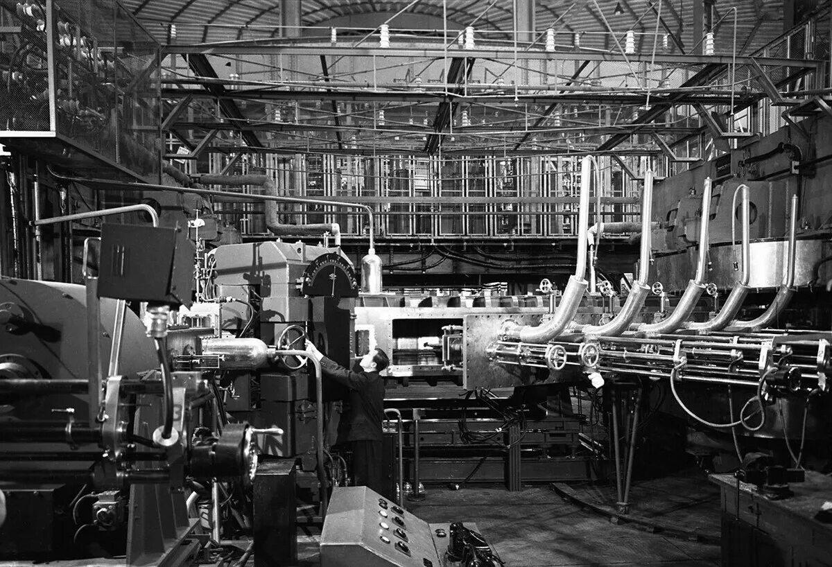1943 г был учрежден институт атомной энергии. Институт ядерных исследований дубна 1956. институт ядерной физики дубна. оияи синхрофазотрон дубна. объединенный институт ядерных исследований дубна ссср.