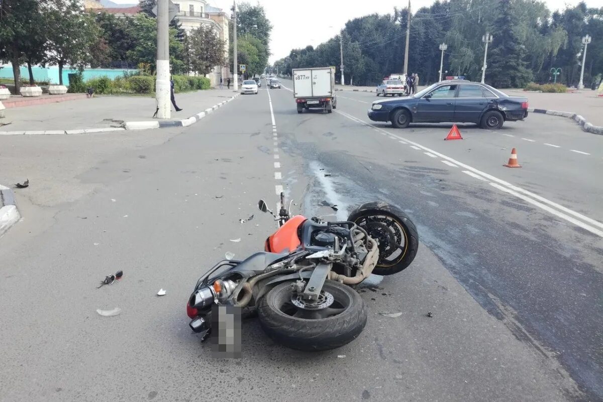 Сбили мопед. Мото ДТП на Брянской трассе. Под Курском сбили мотоциклиста. Аварийные ситуации на мото. В Карачеве разбился мотоциклист.