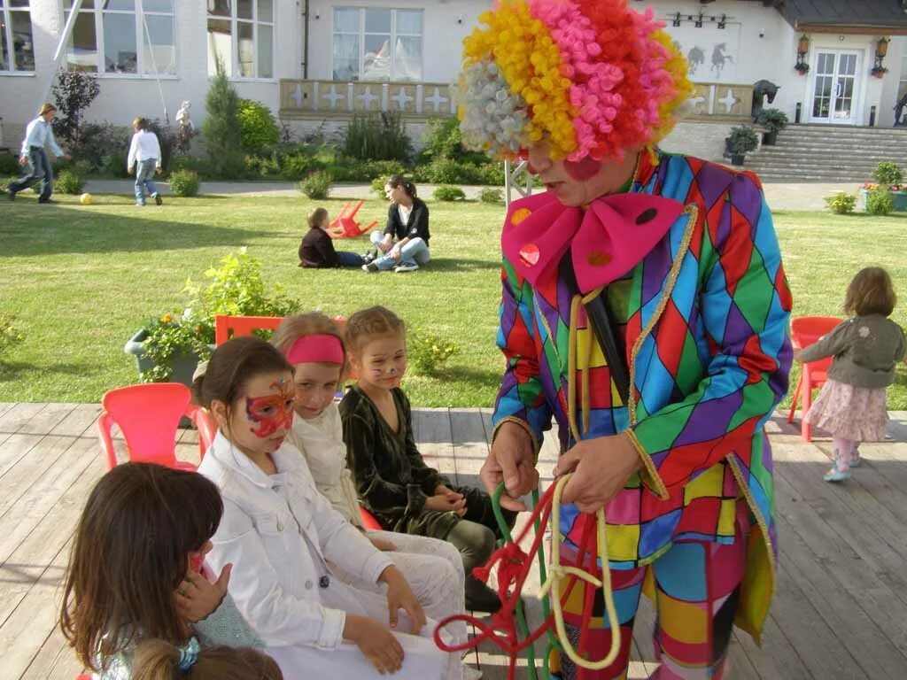 Организатор детских праздников. Аниматоры на детский праздник. Аниматор куклы лол. Выступление аниматоров. Аниматоры на день рождения.