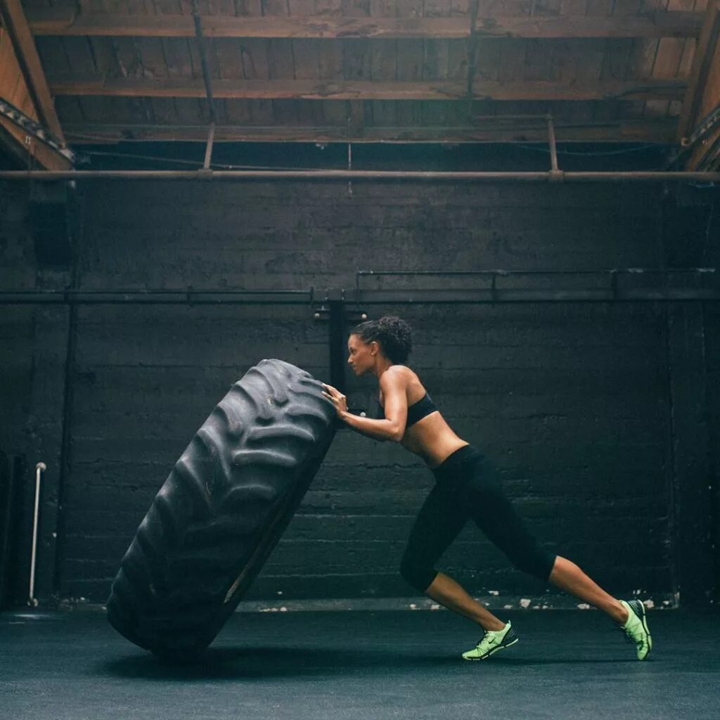 Эстетика тренировок девушки. Цитаты про спорт женщин за 40. Качалка спорт. Цитаты про похудение. Мотиватор на тренировку.