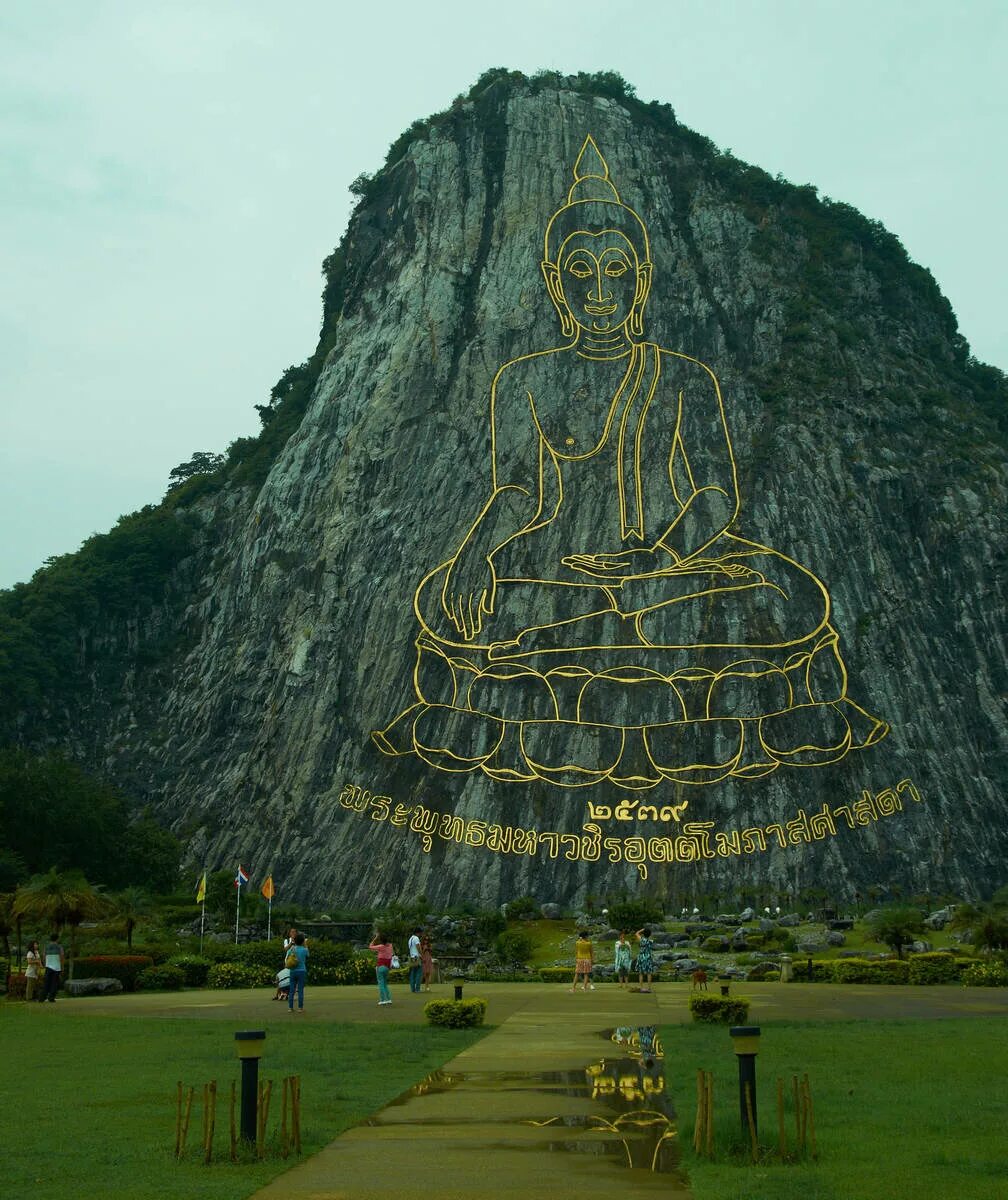 статуя будды в тайланде паттайя. будда на скале в бурятии. кхао кхитчакут. скала будды. скала будды.
