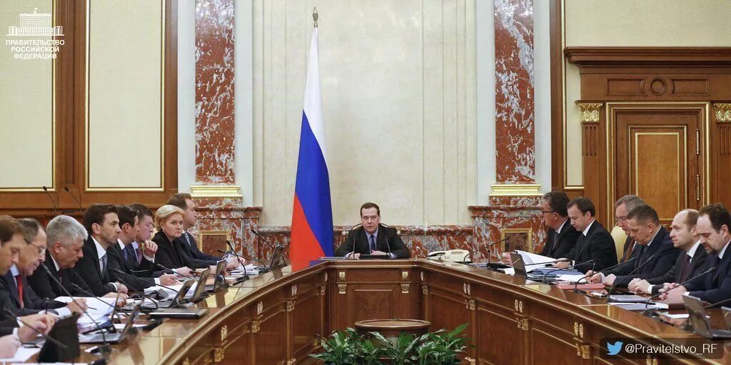 Правительство обсуждает повышение налогов. Дом правительства РФ. Government meeting. Government meeting hands. Тимакова и Медведев.