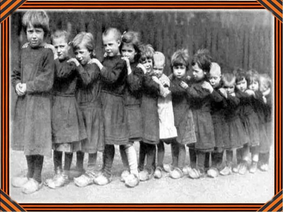 Сперва велели. Их расстреляли на рассвете. Ленинград детский сад военные годы. Эвакуация детей из Ленинграда в блокаду.
