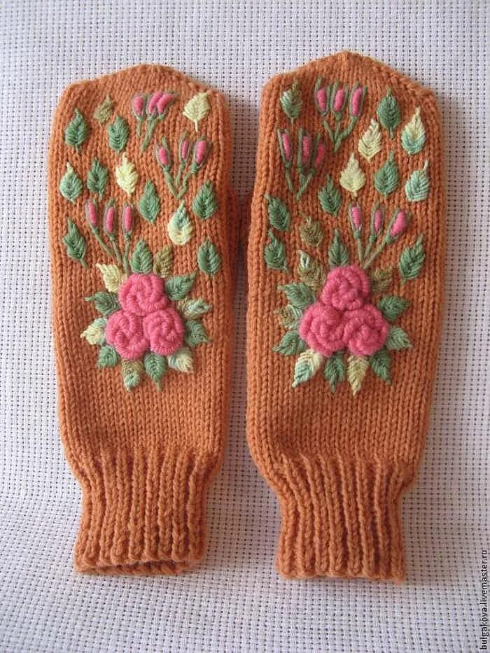 вышивка на варежках своими руками мастер класс. варежки спицами с вышивкой. вышивка на вязаных варежках. вышивка на варежках. объемная вышивка на варежках.