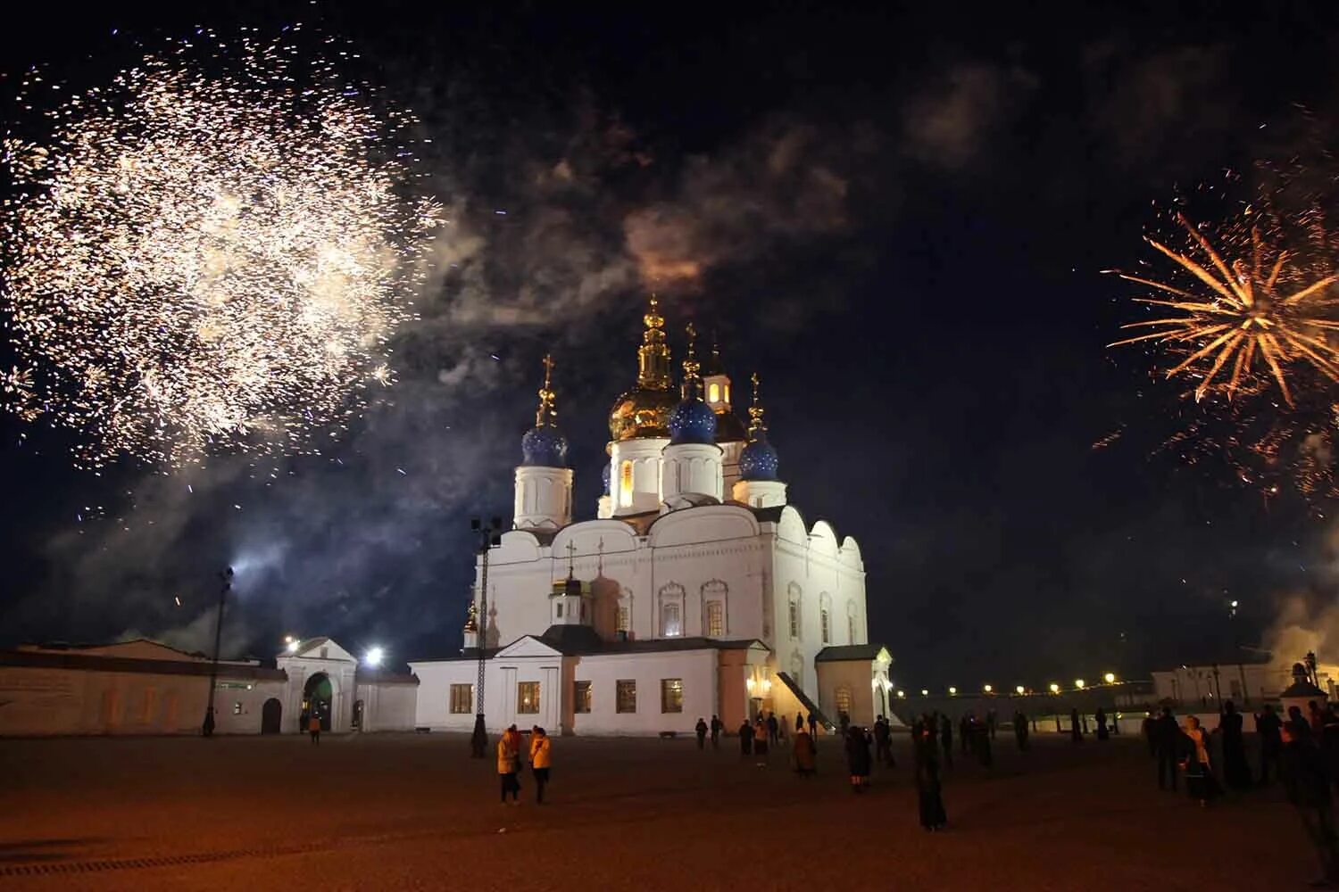 Новогодняя ночь тобольск. Тобольский кремль. ночной тобольский кремль зимой. тобольский кремль ночью. тобольск успенский собор ночью.
