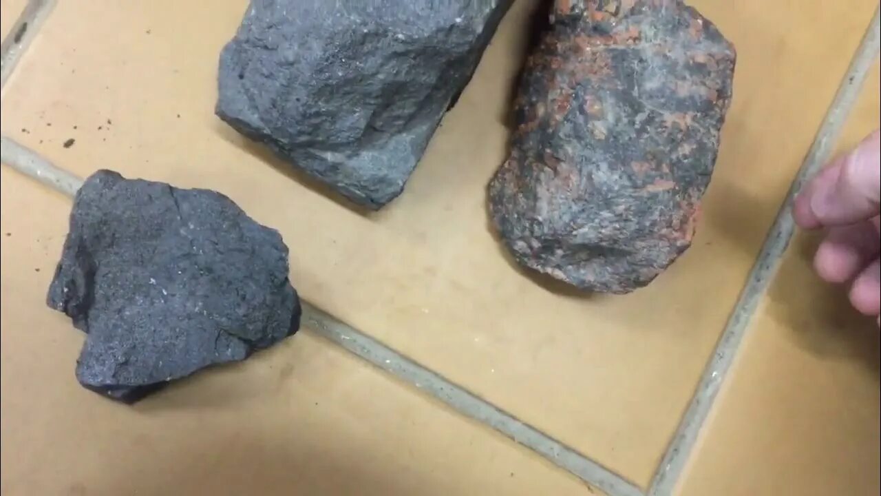 Михайловский карьер кма. Руда норильск. Талнахит минерал. Оолитовый бурый железняк. Лаборатория железной руды.