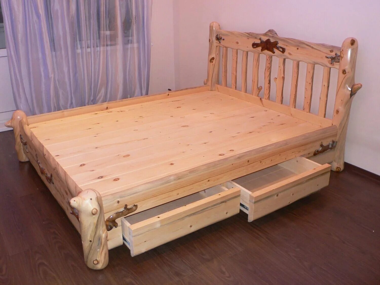 Самодельная кровать из дерева. Кровать деревянная. Самодельная двуспальная кровать. Самодельная деревянная кровать. Самодельная деревянная кровать двуспальная.