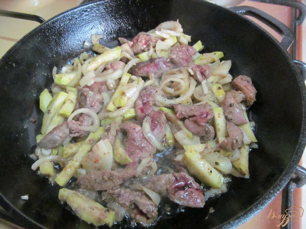 Печень с кабачками на сковороде. Жареная капуста с куриной печенью на сковороде. Кабачки с куриной печенью на сковороде рецепт. Как приготовить куриную печень на сковороде гречкой.