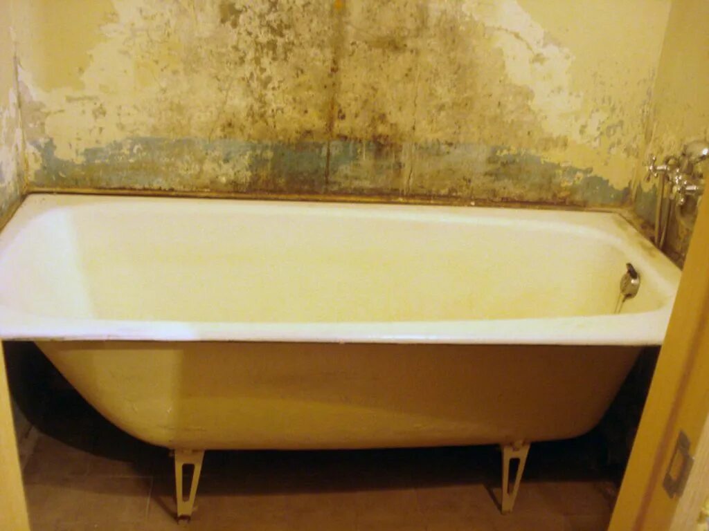 Старая ванна. Старая чугунная ванна. Советская чугунная ванна. Ванная Советская чугунная. Вывоз чугунной ванны из квартиры