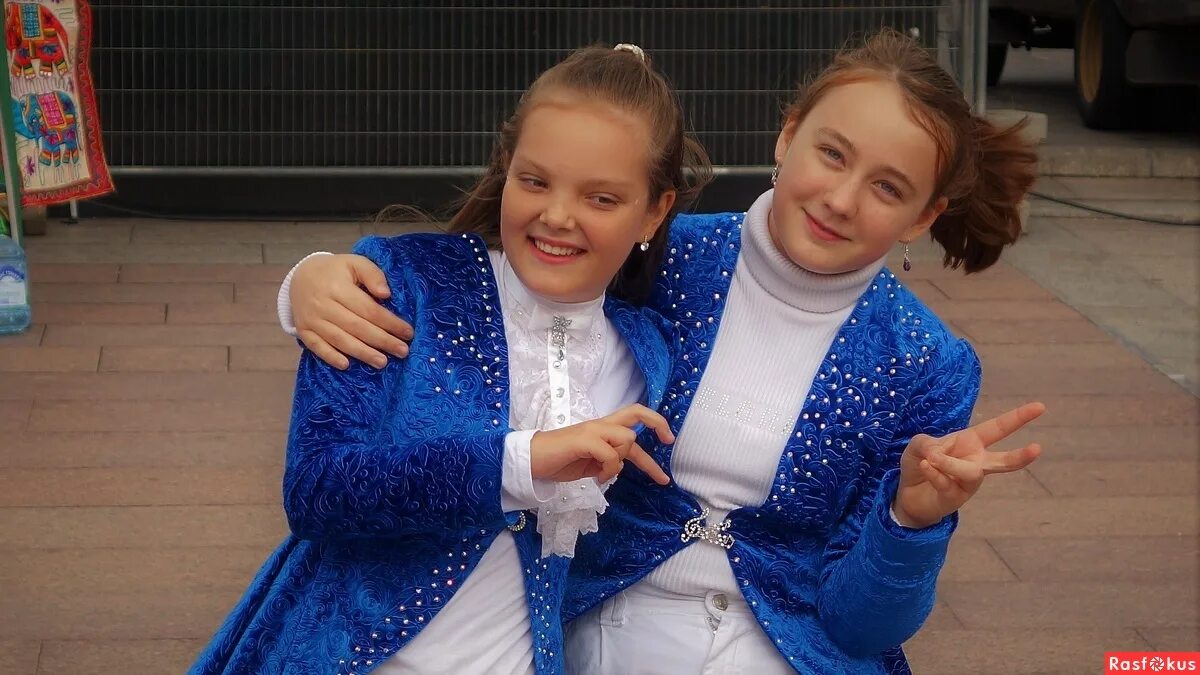 девочка в деревне. нэнси группа обложка. ирина гертье. зоя виноградова. сергей чумаков жених.