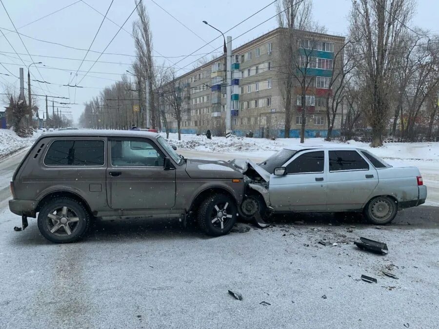 Самолет лоб в лоб. Шевроле Нива лобовое столкновение.