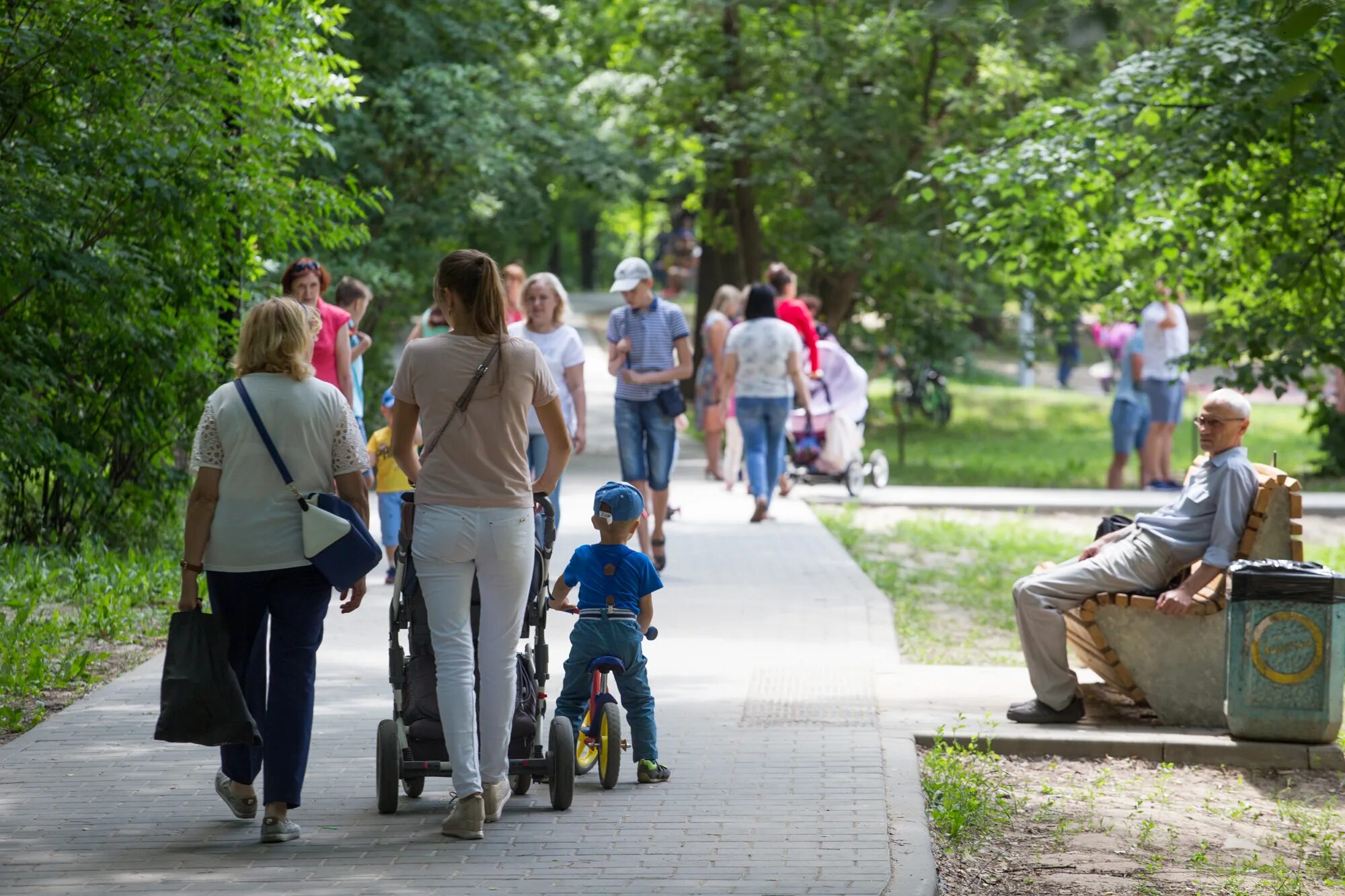 Поддержка семьи. Помощь семьям с детьми. Поддержка семьи в РФ. Родители с детьми Россия. Поддержка российским семьям с детьми