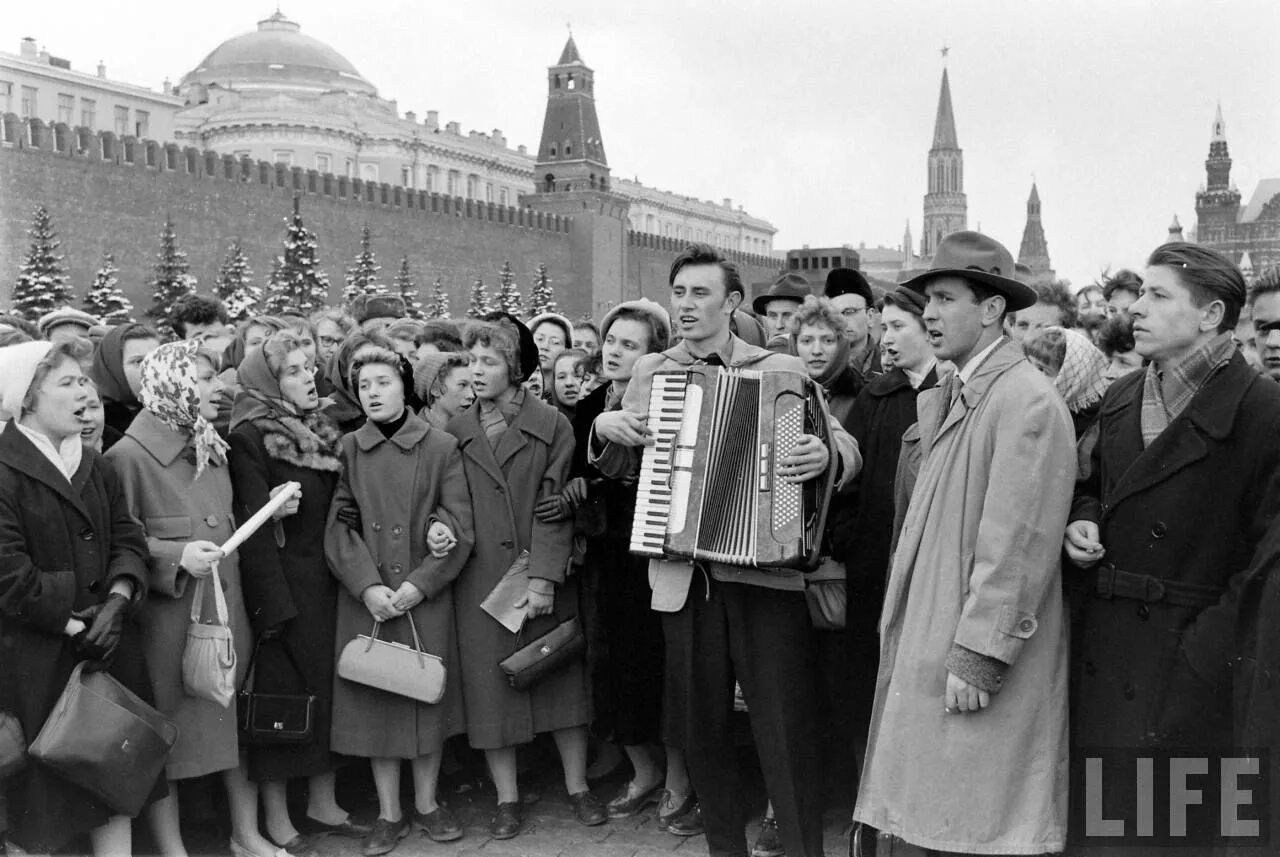 Советский народ сегодня. Ликование на красной площади в честь полёта Гагарина 1961. Советские люди. Советский гражданин. Счастливые советские люди.