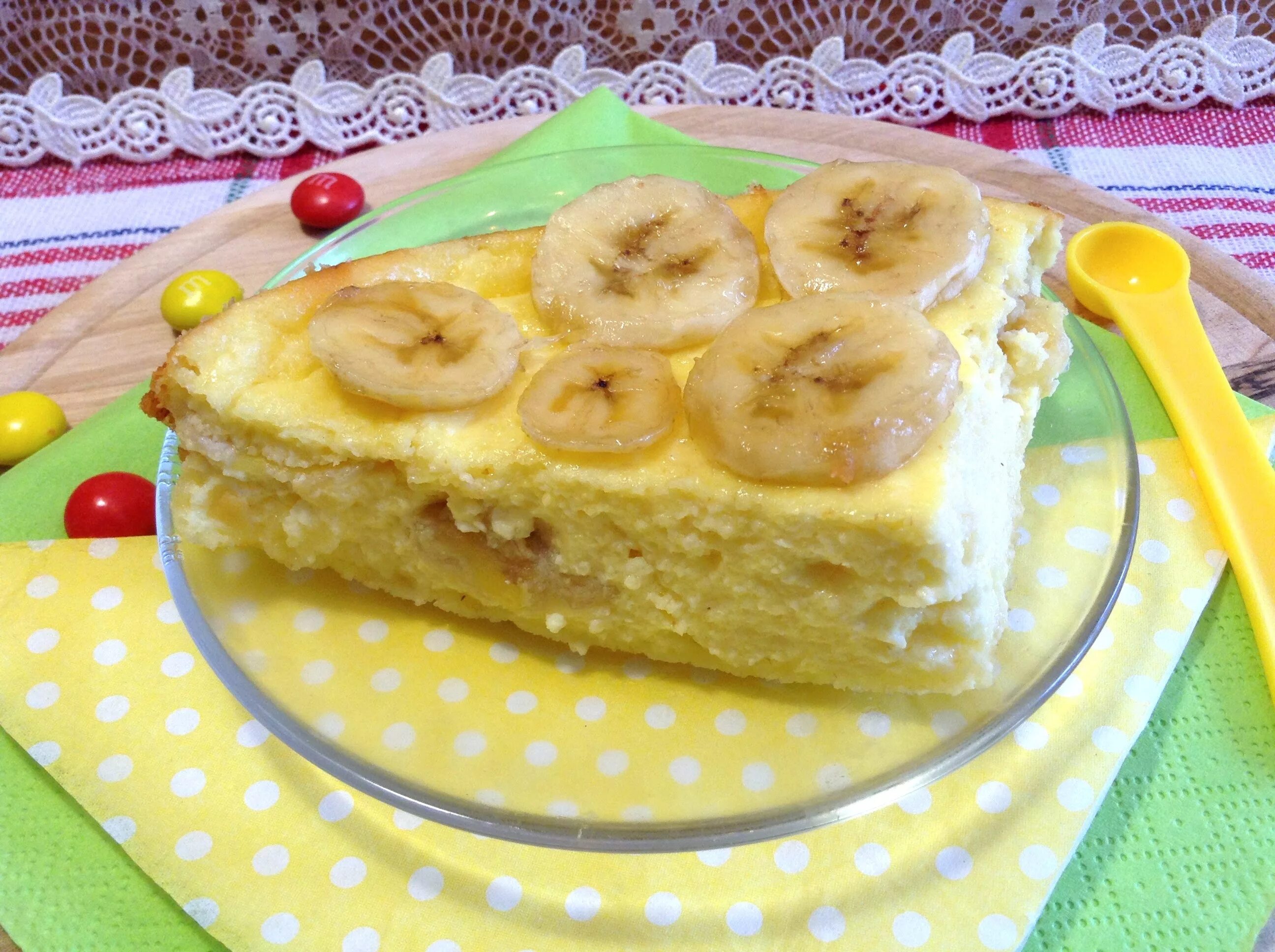 Запеканка с бананом и творогом. Запеканка с тыквой и бананом. Запеканка из творога с бананом. Творожно-банановая запеканка. Творожная запеканка без манки.