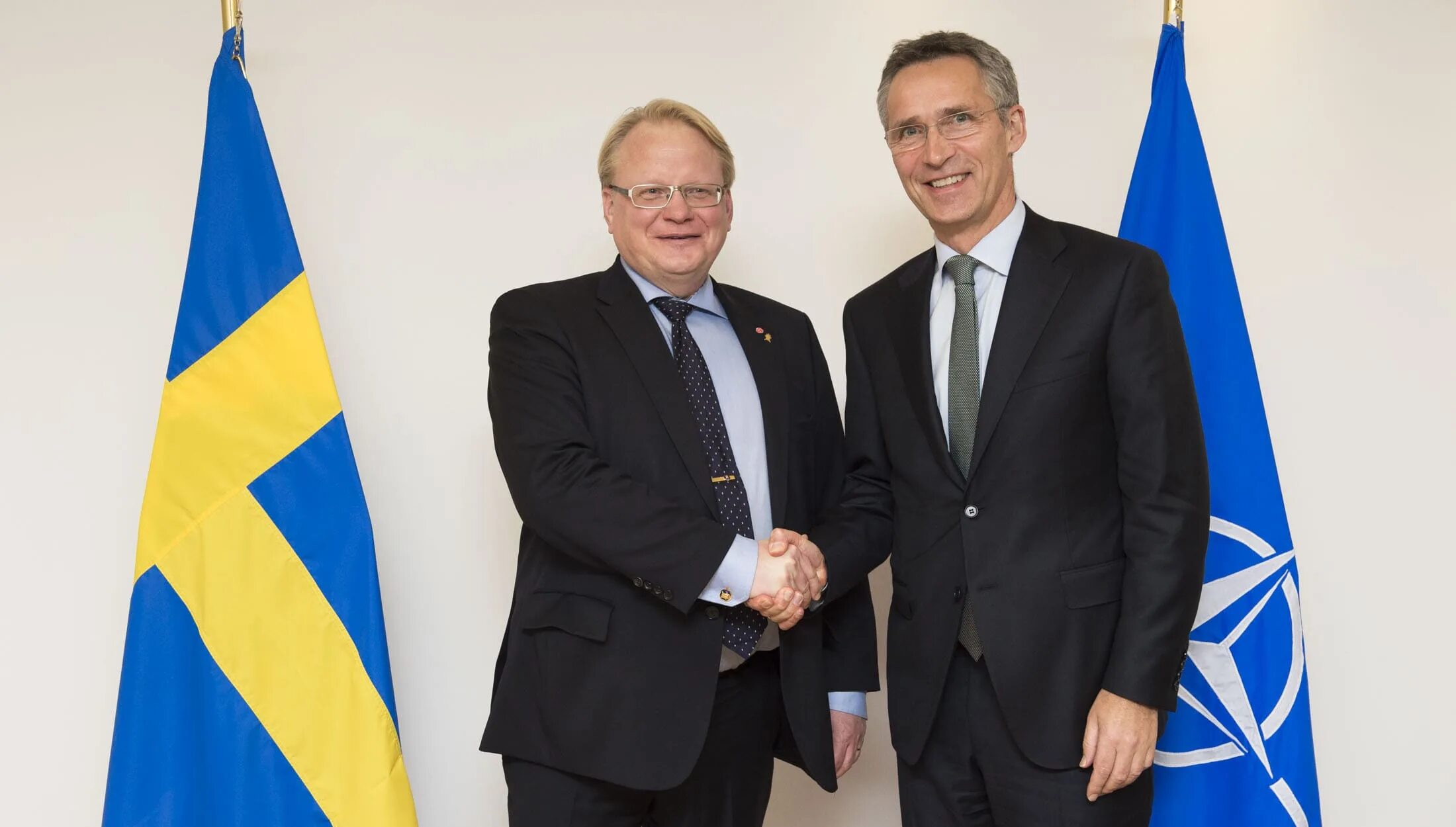 Швеция в нато официально. Обороны Швеции Петер Хультквист. Министр обороны Швеции. Министр обороны Швеции и Столтенберг. Швеция в НАТО.