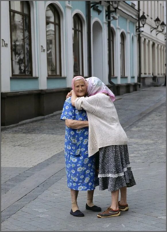 Бабушка ведет
