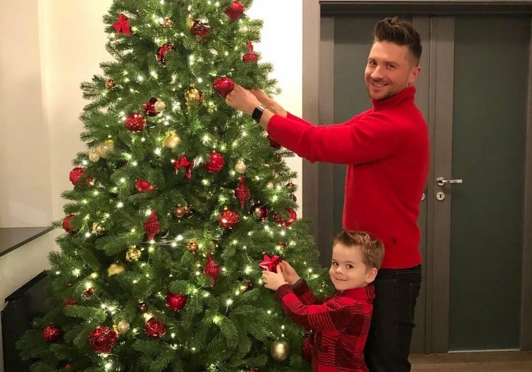 ёлка father. семья наряжает елку. наряжаем елку. наряжаем елку. семья наряжает елку.