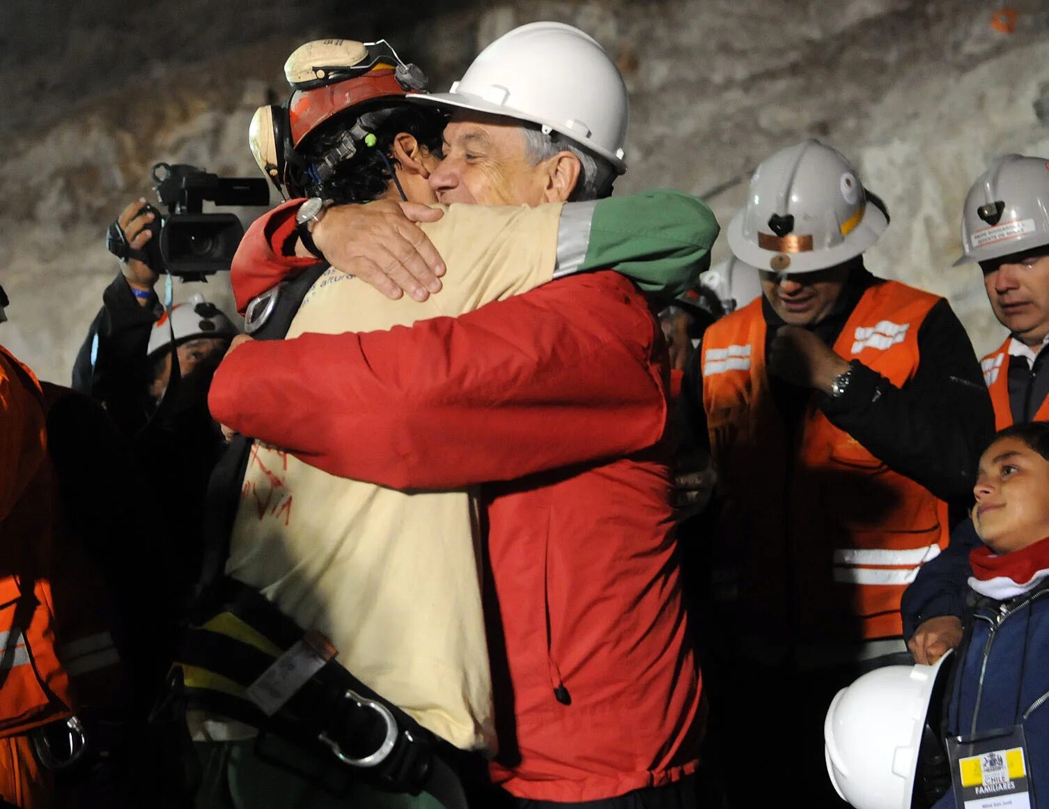 Спасенные шахтеры. 33 miners were rescued. Спасенные шахтеры. Чили 2010 шахтеры. Спасение шахтеров в чили.