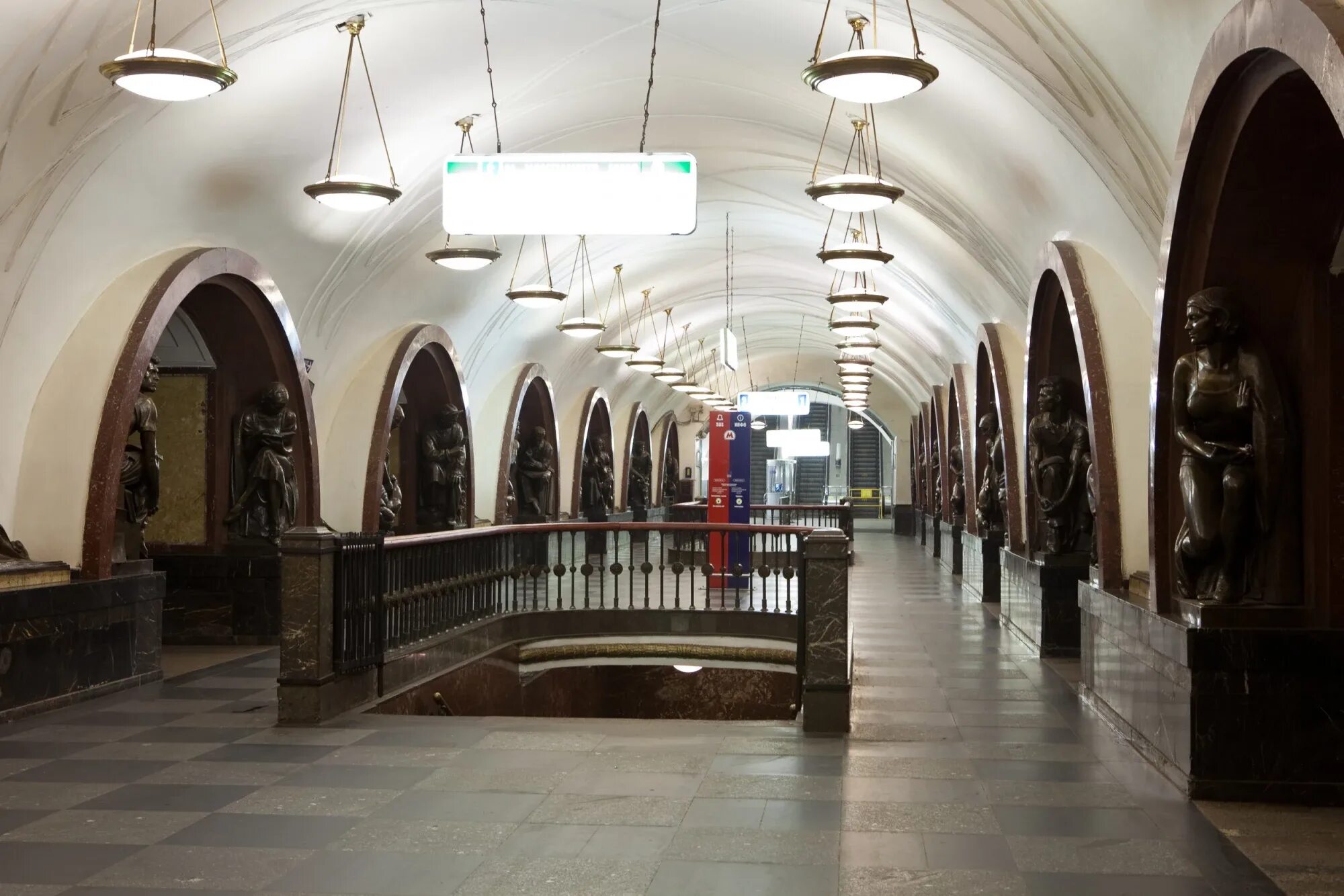 Площадь революции часы работы. Площадь революции станция метро москва. московский метрополитен станция площадь революции. станция площадь революции душкин. станция метро площадь революции душкин.