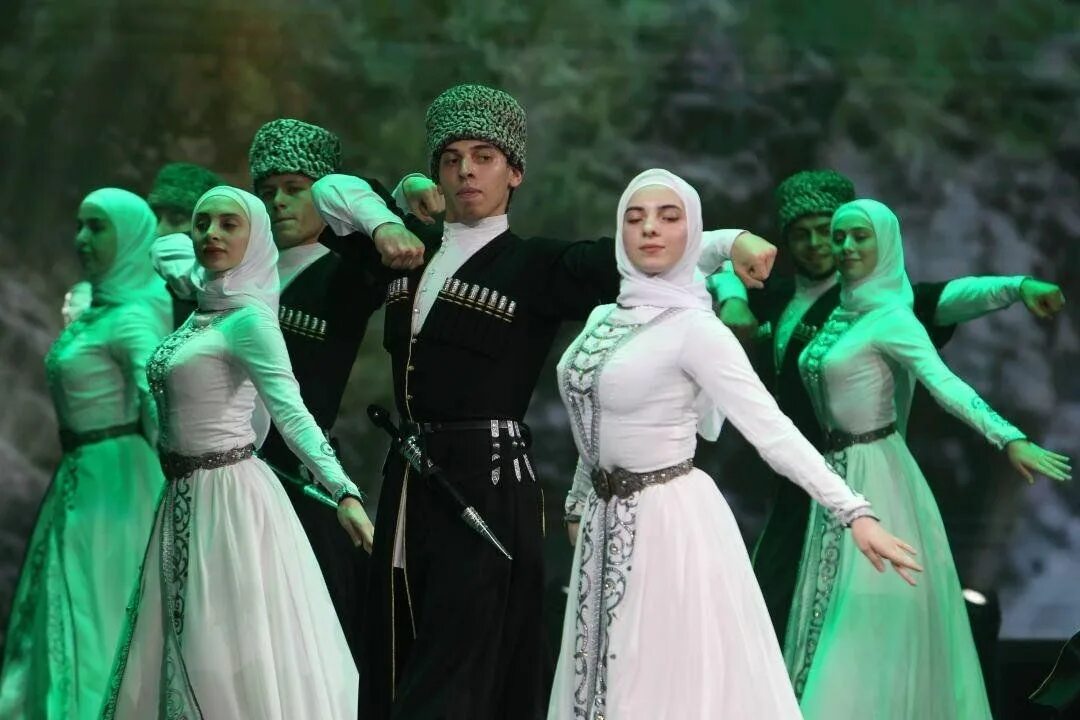 Чеченский танец. Танцы чеченцев. Чеченские женщины. Чеченка танцует.