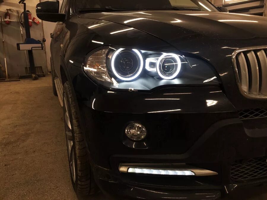 Ангельские глазки BMW e70. Led ангельские глазки x5 e70. Фара BMW x5 e70. BMW x5 e70 Рестайлинг led оптика.