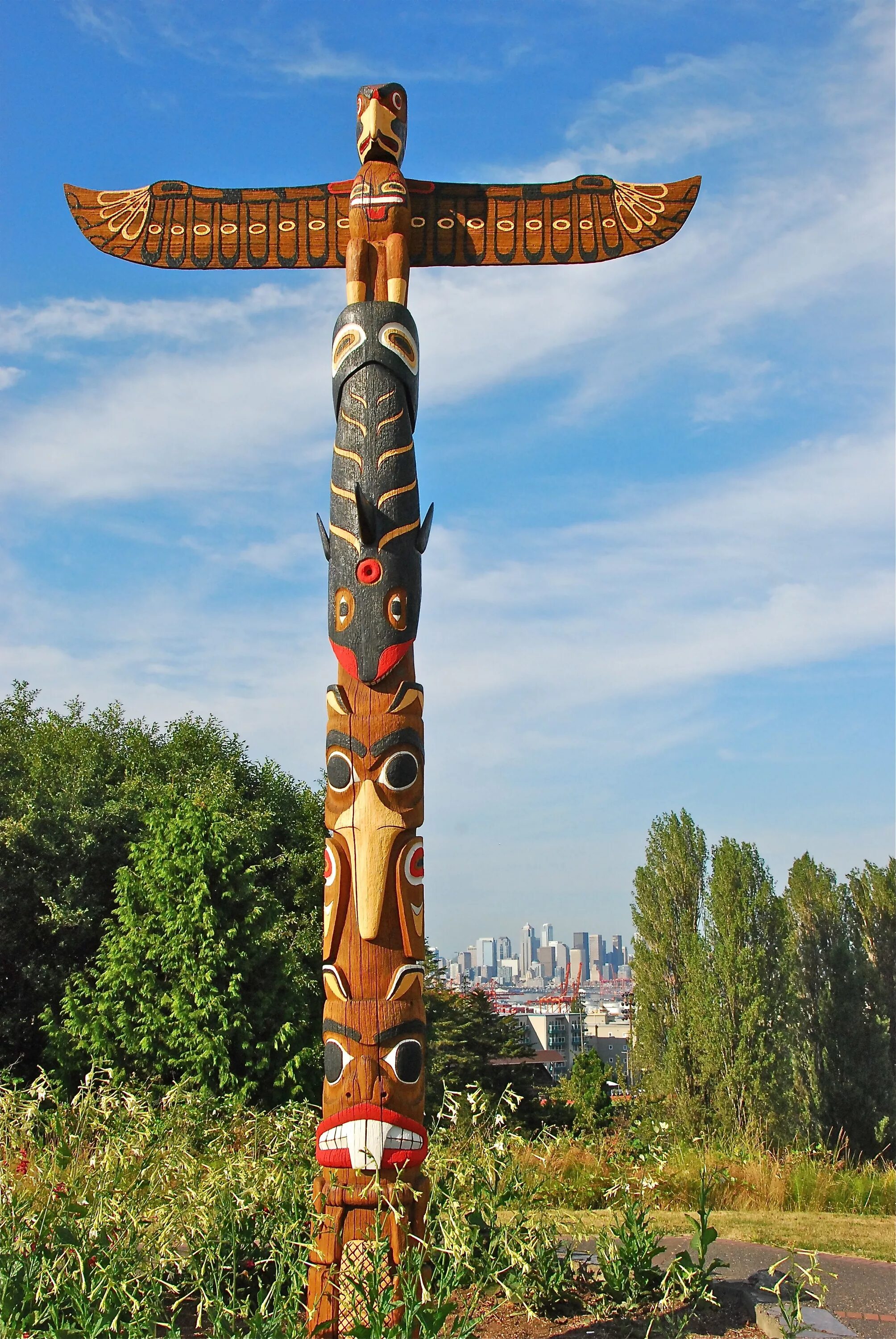 Totem pole. Тотемные столбы индейцев Северной Америки. Тотемный столб Северная Америка. Индейский тотемный столб. Тотемные столбы в Африке.