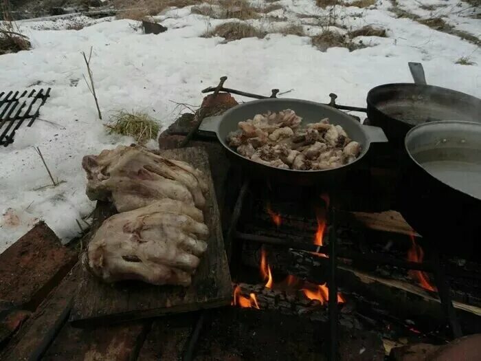 Еда в лесу зимой. Обед шашлык зимой. обед в лесу зимой. обед в тайге.