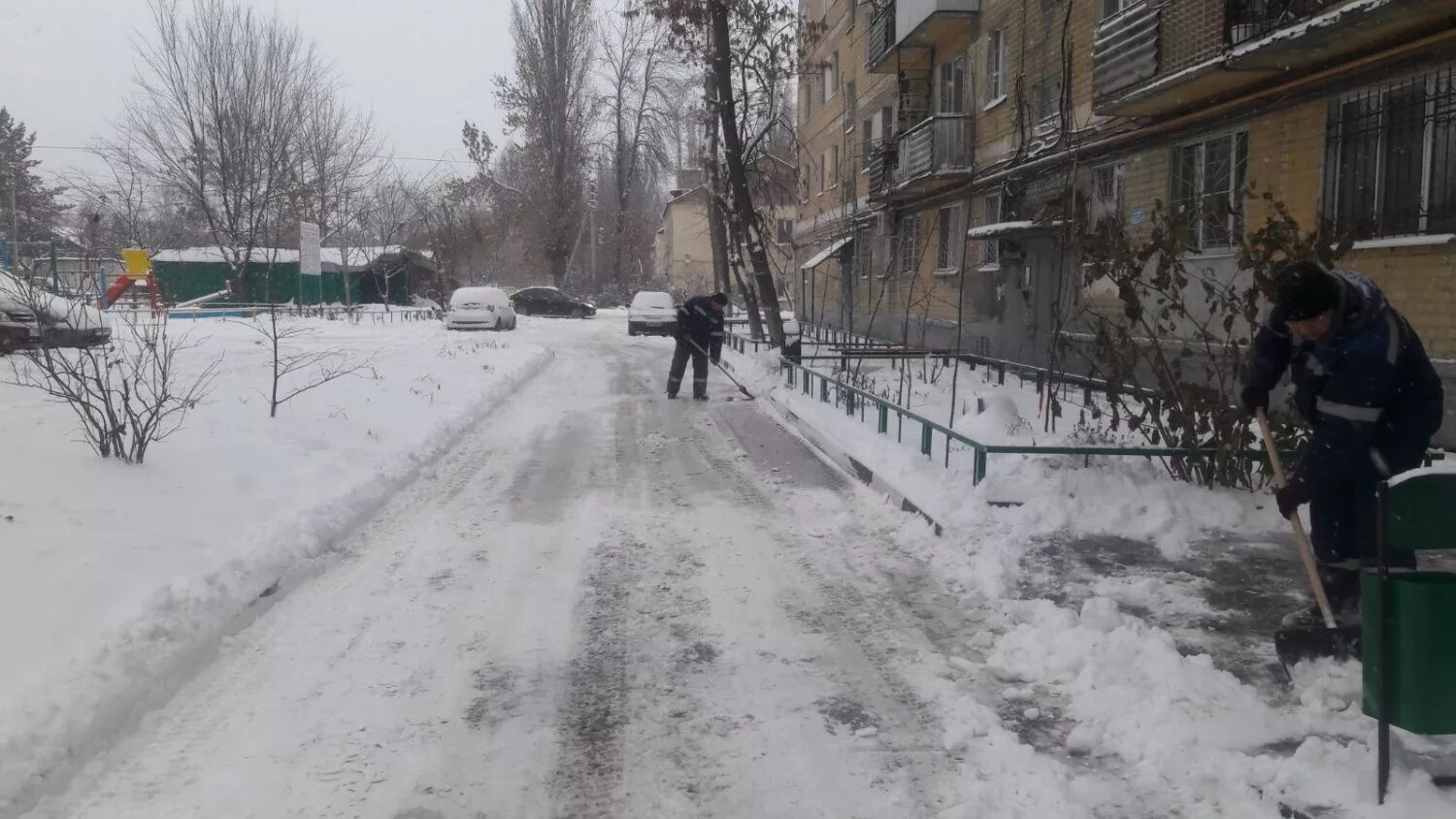 Почищенный двор идеально. Уборка двора от снега. Снег на улице во дворе. Спецтехника по уборке снега. Уборка снега во дворах.