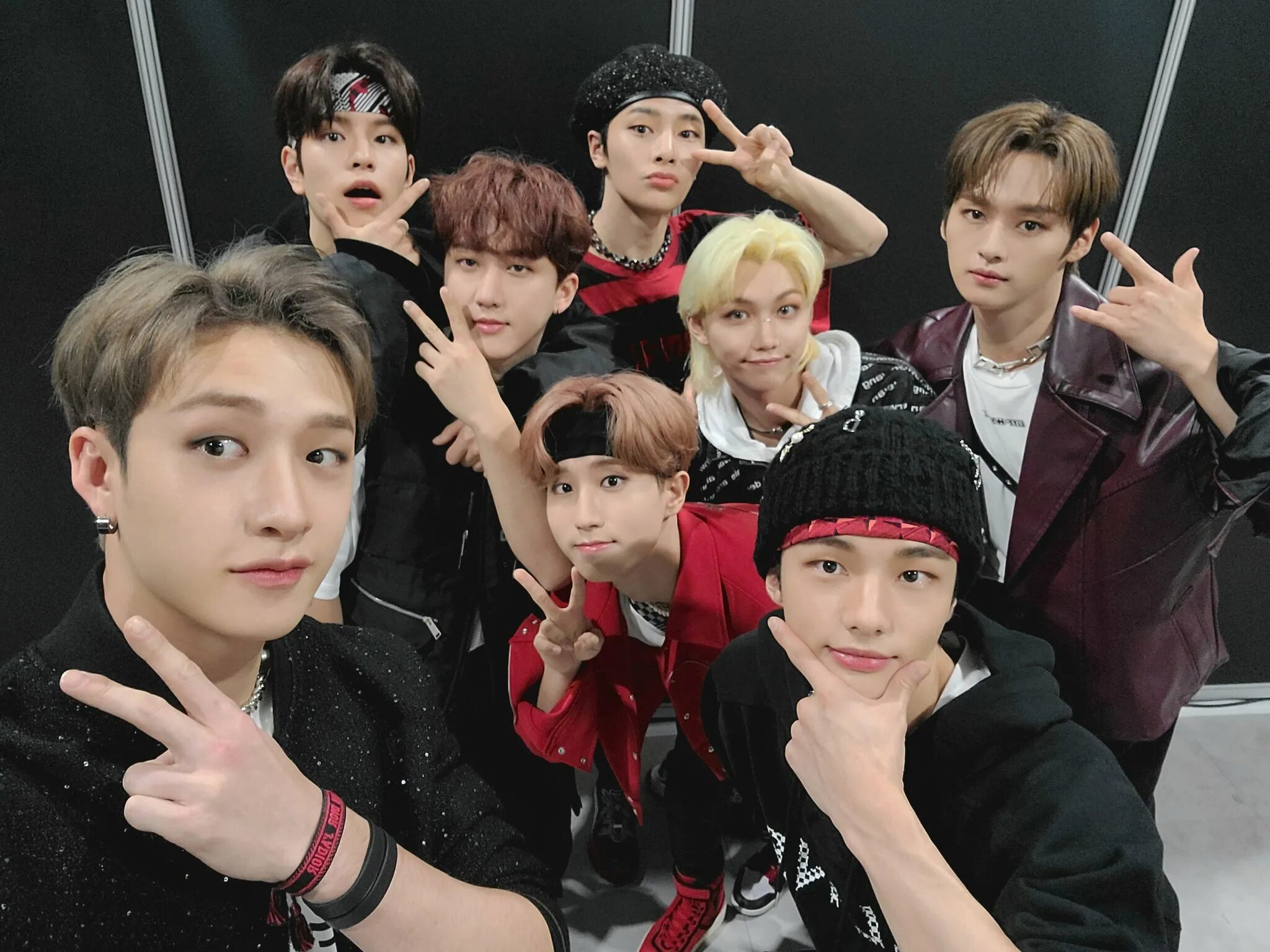 Группа stray kids. Stray kids 2022. Hellevator stray kids обложка. Stray kids 2022 maniac. Stray kids участники thunderous.