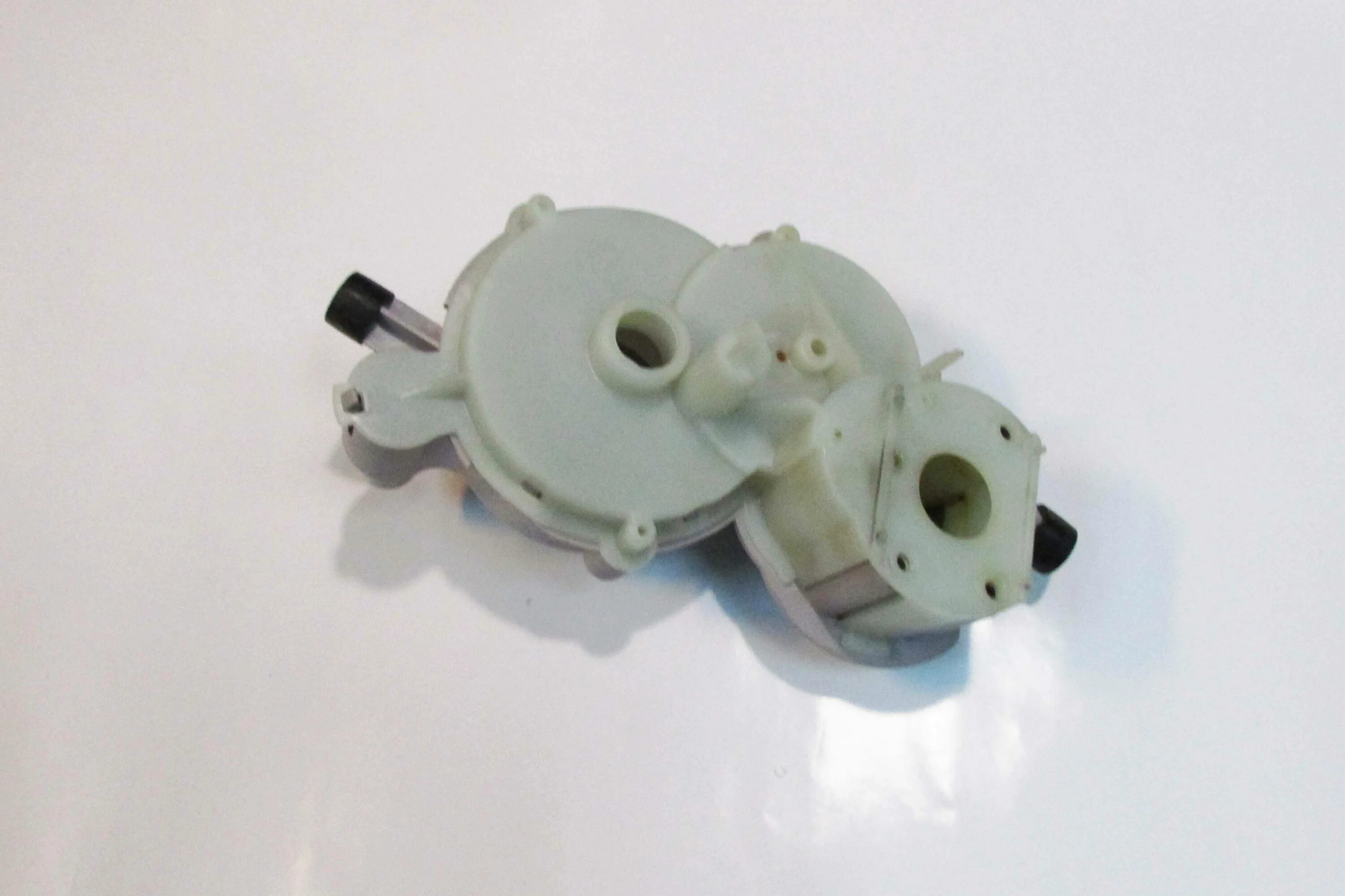 Редуктор мясорубки. Редуктора мулинекс. Корпус редуктора мясорубки мулинекс ме106. Редуктор для мясорубки мулинекс hv8. Крышка редуктора мясорубки мулинекс hv8.