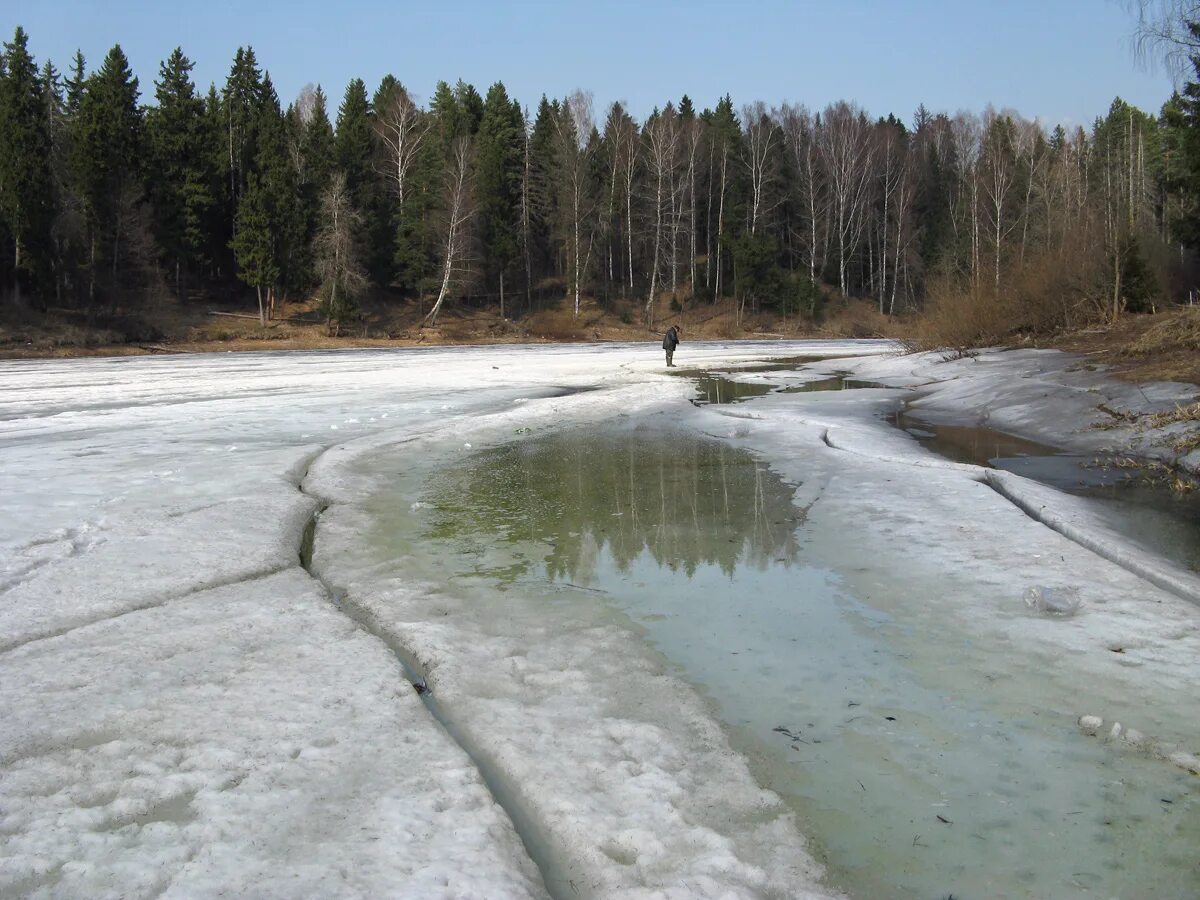 Фото рыбалки последний лед. Картинки последний лёд. Серебрянское водохранилище зимой. Ледоход, последний снег. Лёд на кольском полуострове.