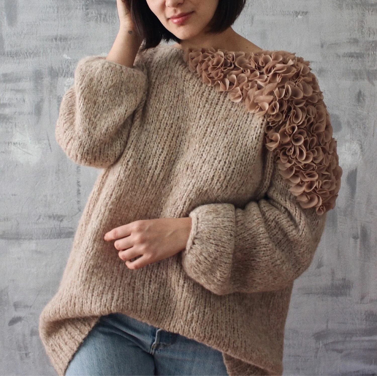 Дизайнерские свитера ручной вязки. Свитер женский ручной работы. Свитер из альпаки. Свитер с объемным цветком. Необычные свитера женские.