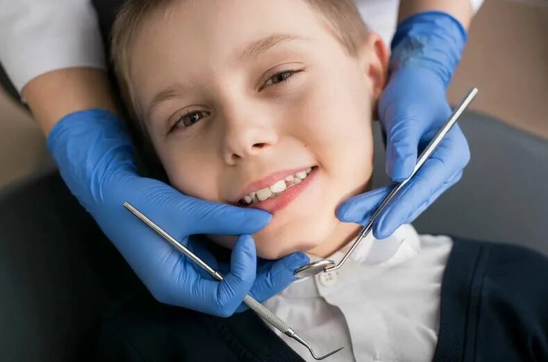 ребенок у стоматолога. детская стоматология ортодонт. девушка с брекетами у стоматолога. записать ребенка к ортодонту. записать ребенка к ортодонту.