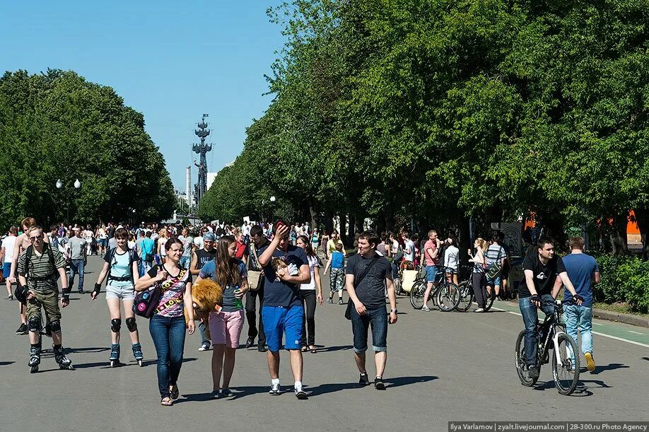 В парках много людей. Люди на прогулке. Много людей в парке. Люди гуляют в парке Горького. Прогулка парк много людей.