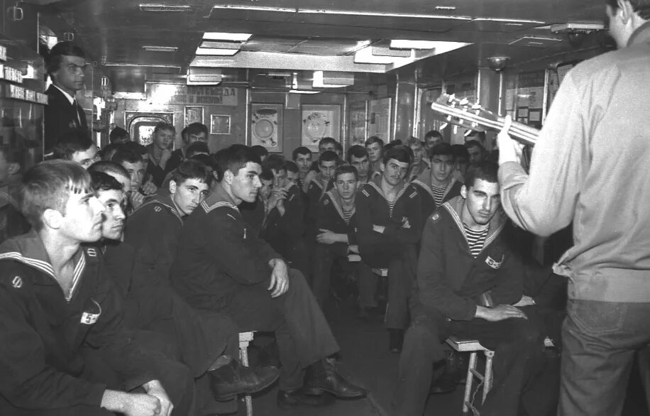 в далёкий край товарищ улетает. в далекий край товарищ. любимый город песня текст. Narek mets hayq. романс рахманинова островок.