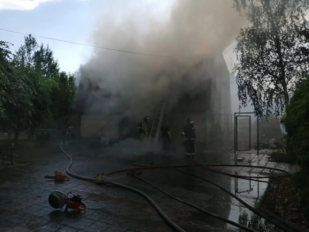 Кировск лен. Пожар на кировском заводе. Пожар в поселке портовое ленинградская область. Конюшня горит. Кировск лен.