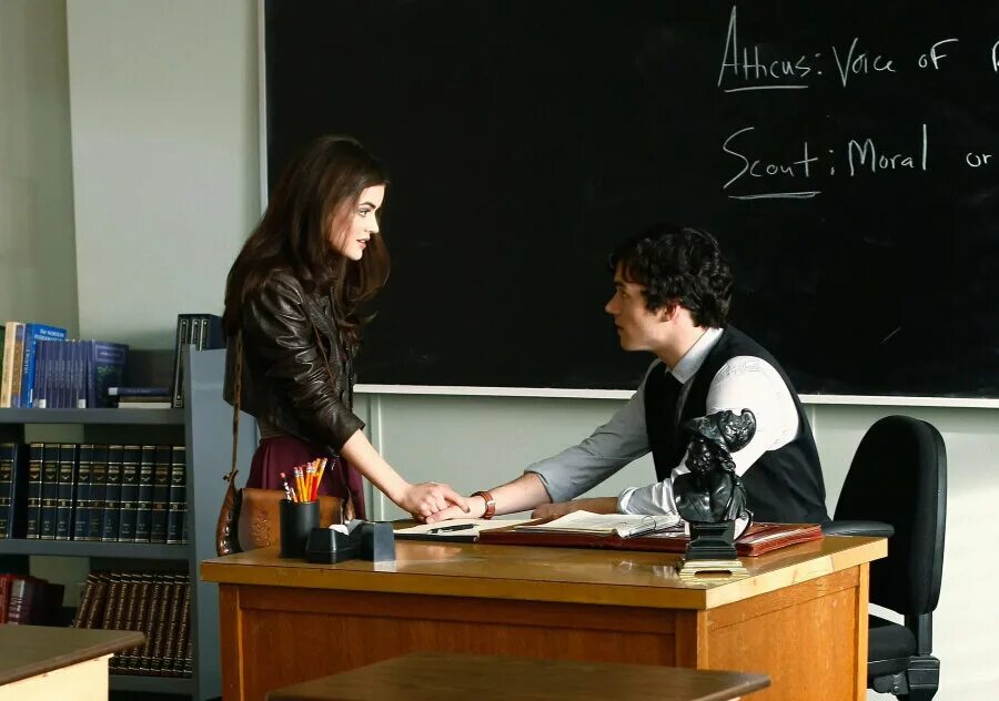 Студент и преподаватель любовь. Учительница влюбилась в школьника. парень влюбился в учительницу сериал. преподаватель влюбился учеников своего. учитель влюбилась в своего ученика.