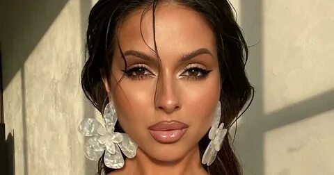 Үлкен клиторы бар қызды сиқырлайды