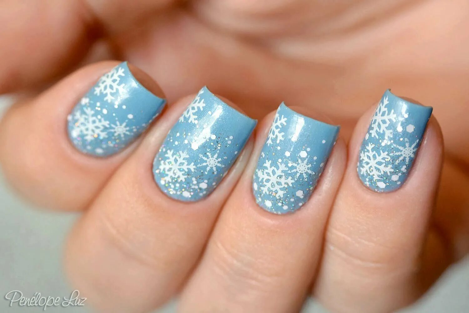 маникюр со снежинками 2015. шеллак со снежинками. голубой маникюр со снежинками. шеллак со снежинками. зимние ногти.