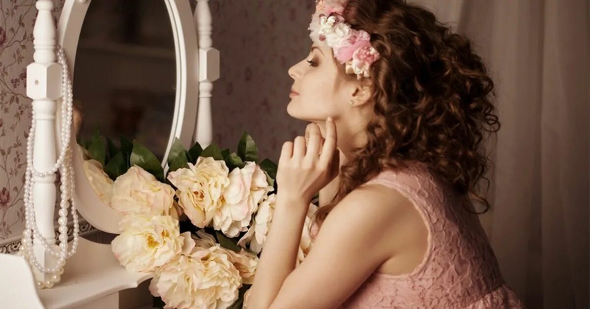 Девушка в зеркале. Зеркальные практики. Отражение девушки в зеркале. Фотосессия с зеркалом. Практика зеркало.