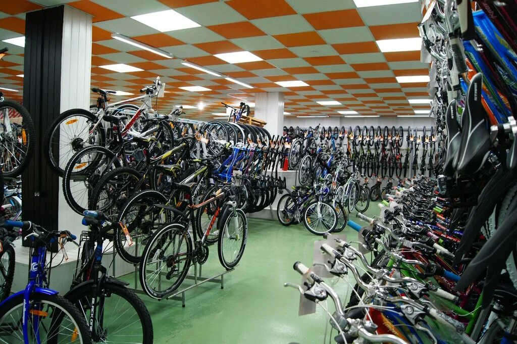 велосипедный магазин в автово. большой магазин велосипедов. ленинский проспект 99 веломагазин. склад велосипедов. самый большой магазин велосипедов.