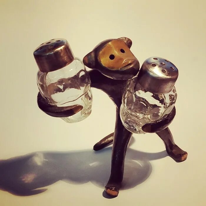 Обезьянка солонка и перечница. Обезьяна солонка ссср бронза. Солонка обезьянка. Специи обезьян. Перечница обезьянка латунь ссср.