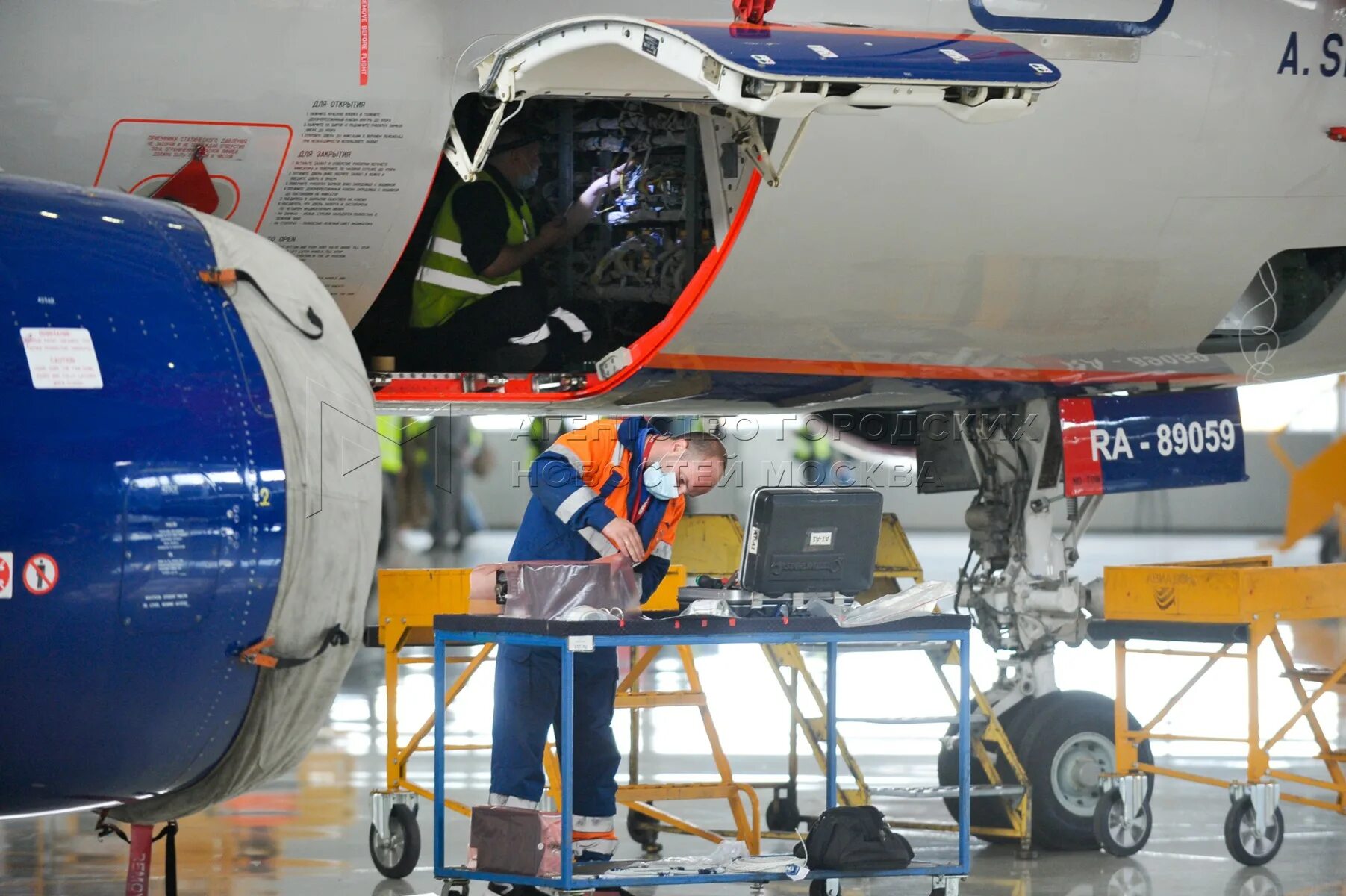 Аэрофлот su 1855. Вернадский а320 аэрофлот. Ангары в шереметьево. А320 аэрофлот шереметьево. Су 1857.