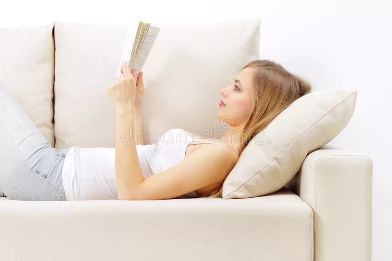 Читать лежа вредно лежа на горячем песке. Девушка читает лежа. Чтение полулежа. Девушка лежит на диване и читает книгу. Девушка с книгой на диване.