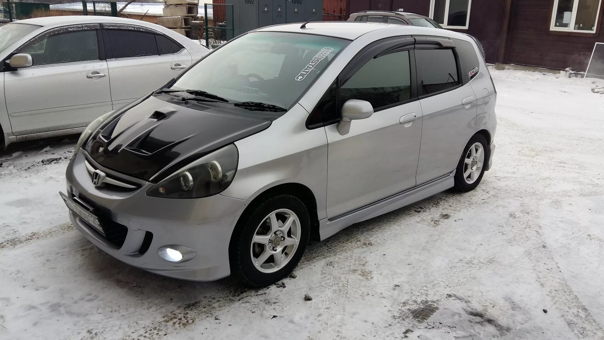 Куплю хонду улан удэ. Honda Fit 2002. Хонда фит 2002. Хонда фит 1.5 2002 -2005. Обвес Honda Fit 2002.